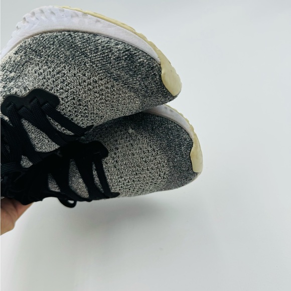 Nike Womens Epic React Flyknit 2 Black and White size 6.5 - Picture 10 of 11